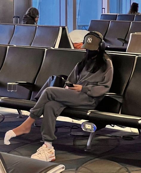 Airpod Pro Max Outfit, Hoodie Airport Outfit, Airpods Outfit, Black Airpods Max Aesthetic, Airpod Max Black, Airpods Max Outfit, Aeroplane Aesthetic, Airpods Max Aesthetic, Airport Essentials