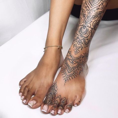 Ankle Tattoos For Women Mandala, Henna Leg Tattoo, Mandala Foot Tattoo, Henna Tattoo Foot, Mandala Tattoos For Women, Cute Foot Tattoos, Small Foot Tattoos, Toe Tattoos, Shin Tattoo