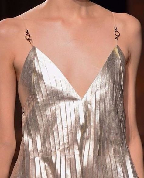 Polubienia: 3,494, komentarze: 14 – AXD Magazine (@axdmagazine) na Instagramie: „Vionnet // @vionnet_paris #vionnet #artsxdesign #axdmagazine” Metal Dress, Metal Fashion, Look At You, Fashion Details, Fashion Week Spring, Paris Fashion, Runway Fashion, Paris Fashion Week, High Fashion