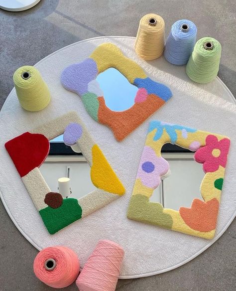 How perfect are these colorful puffy mirrors? 🥺 Adorable work by @haryeon.o (per usual) 🎨 Made in Seoul, S. Korea ~ | Instagram Tufting Ideas Aesthetic, Punch Needle Decor, Punch Needle Crafts, Mirror Tufting, Punch Needle Aesthetic, Punchneedle Ideas, Punch Needle Ideas, Cute Punch Needle, Punch Needle Designs