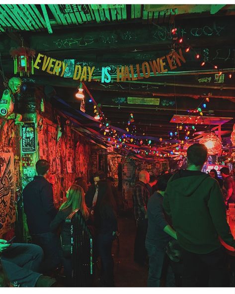 Rock Club Aesthetic, Punk Bar Aesthetic, Pub Night Aesthetic, Bar Gig Aesthetic, Pub Aesthetic Night, 70s Club, Underground Bar Aesthetic, 70s Grunge, Seattle Bars