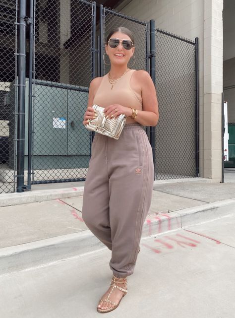 Neutral Outfit Ideas, What Shoes To Wear, Outfit Ideas For Summer, Nude Outfits, Casual Chic Outfits, Midsize Outfits, Atlanta Fashion, Mid Size Fashion, Midsize Fashion