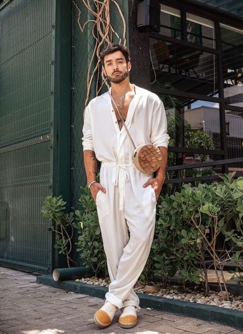 Beach Chic Men, Mens Beach Clothes, Bohemian Outfits For Men, Outfit Ideas White Shirt, Men Beach Fashion, Miami Outfits Men, Miami Mens Fashion, All White Outfit Ideas, Bohemian Outfit Men