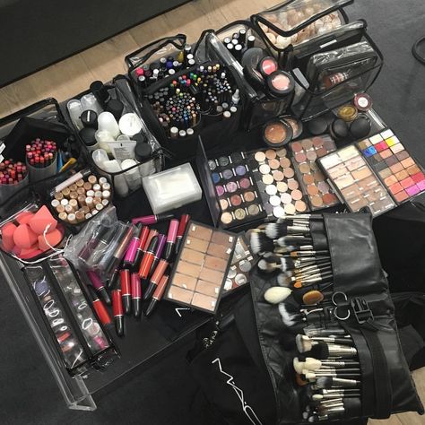 Makeup Vision Board Ideas, Mua Makeup Kit, Mua Vision Board, Professional Makeup Artist Aesthetic, Beautition Job Aesthetic, Makeup Artist Aesthetic Job, Make Up Kit Aesthetic, Makeup Vision Board, Makeup Artist Vision Board