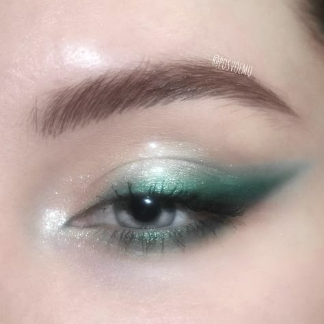 Slytherin Makeup, Maquillage Harry Potter, Make Up Kits, Revolution Eyeshadow, Make Up Designs, Christmas Makeup Look, Artist Makeup, Eye Makeup Pictures, Make Up Videos