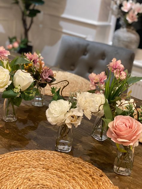 SET OF SMALL BUD VASES perfect for a spring table scape! The Sets can contain 4 to 6 pcs.  Each set contains a mix of white and dusty pink flowers, perfect for a classic decor. Each small bouquet is a mix of roses, daisies, blossoms, foliage.  The flowers are perfectly set in resin water so it looks like real water :) Small Vases Centerpiece Wedding, Small Flower Centerpieces, Small Vase Centerpiece, Small Flower Vases, Small Vases With Flowers, Bud Vases Wedding, Bud Vase Centerpiece, Resin Water, Wedding Vase Centerpieces