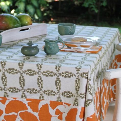 Lovely outdoor tablecloth idea Outdoor Tablecloth Ideas, Tablecloth Ideas, Outdoor Dishes, Corkboard Ideas Decor, Country Table, Outdoor Tablecloth, Luxury Table, Sun Is Shining, Summer Entertaining