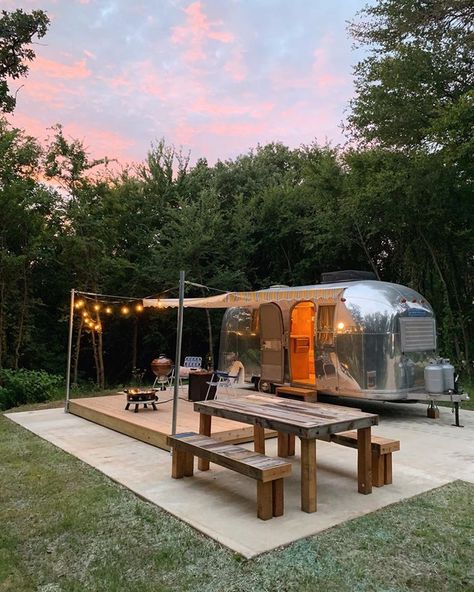 Cool Backyard Ideas Summer Nights, Luxury Glamping Ideas, Permanent Camper Site Ideas, Glamping Decor, Trailer Glamping, Campsite Ideas, Classic Campers, Rv Cover, Camping Park