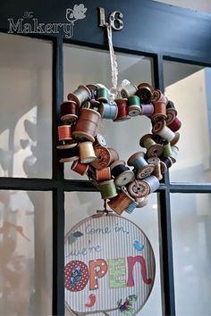 Spool Wreath, Quilt Shop Displays, Wooden Spool Crafts, Craft Room Ideas, Decoration Vitrine, Spool Crafts, Store Window Displays, Sewing Room Decor, Craft Stalls