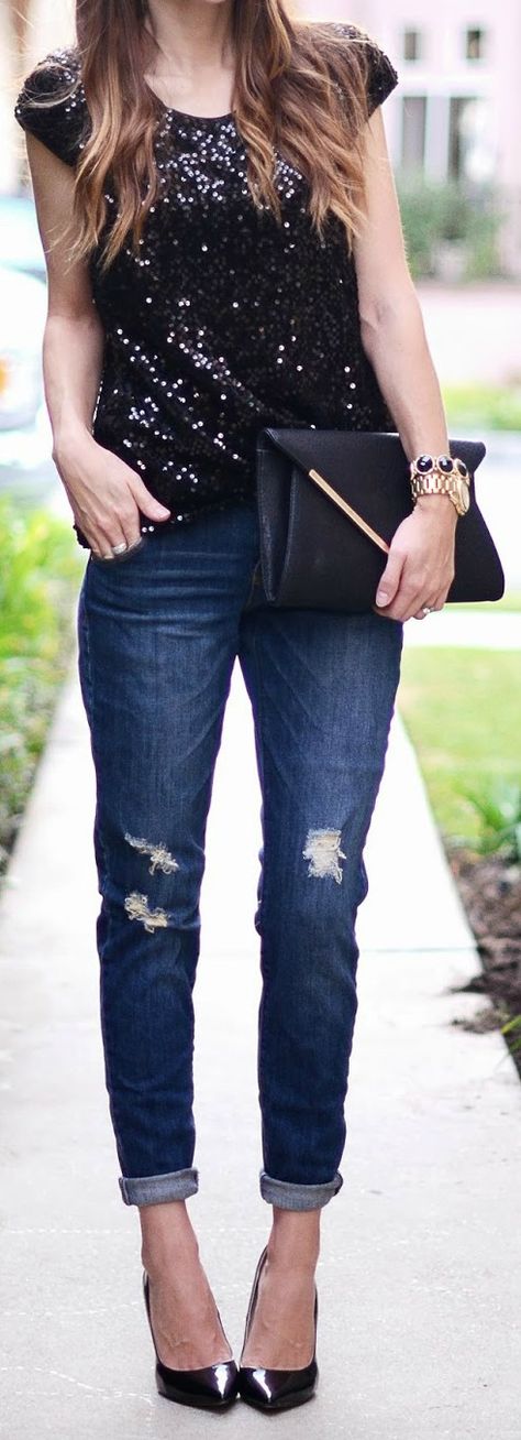 Sequins + Jeans = love. I like the cap sleeve on it, although not sure that type of sleeve would look good on me Casual Holiday Outfits, Trendy Party Outfits, Winter Party Outfit, Looks Jeans, Black Sequin Top, Mode Tips, Sequined Top, Belle Silhouette, Blazer Outfit