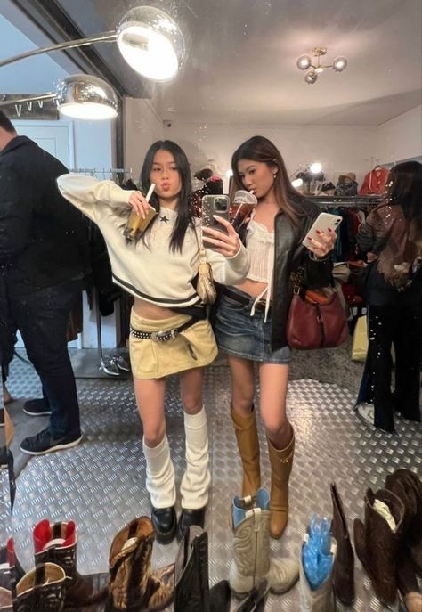 Bestie Hangout, Hangout Outfit, Hangout With Friends, Best Friends Aesthetic, Best Friend Pictures, 가을 패션, Cute Friends, Friend Photos, Cute Fits