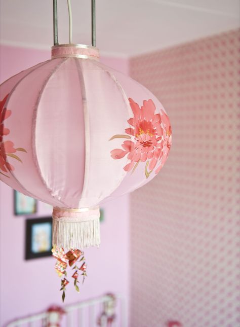 Doortje Styling Chinoiserie Bedroom, Living Room Decor Items, House Interior Design Styles, Japanese Lanterns, Asian Painting, Gamer Room, Chinese Lanterns, Kawaii Room, Barbie Dream House