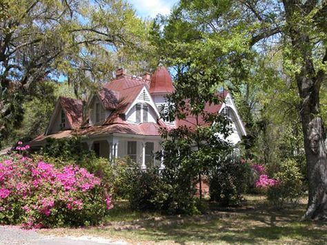 Clapboard House, Victorian Cottage, Southern Homes, Charleston South Carolina, Abandoned Houses, Cozy Cottage, Beautiful Architecture, Beautiful Buildings, Historic Homes