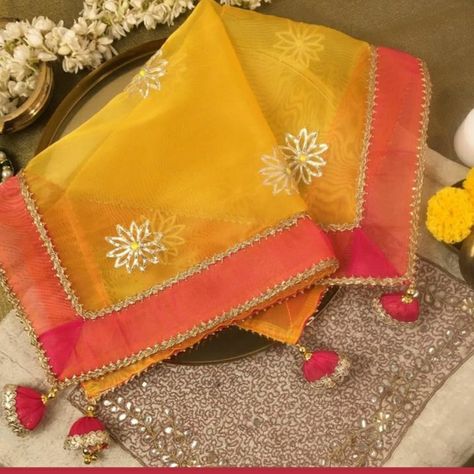 Thal Posh Design, Dupatta Designs Ideas, Duppattas Designs Ideas, Thali Decoration, Smocking Tutorial, Thali Decoration Ideas, Pooja Thali, Wedding Background Decoration, Diwali Decoration Items