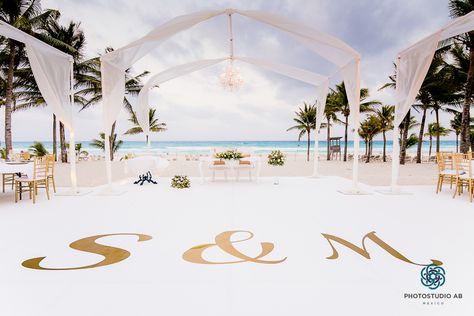 Amazing Dance floor with gold initials #bride #groom #dancefloor #initials #gold Chic Wedding Decor, Dance Floor Wedding, Gold Initial, Dance Floor, Chic Wedding, Chic Decor, Bride Groom, Wedding Decor, Wedding Decorations