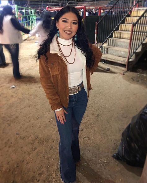 Vaquera Outfit Cold Weather, Ariat Jacket Woman Outfit Mexican, Turtle Neck Western Outfit, Vaquera Christmas Outfit, Rancho Outfit Mexican Winter, Winter Jaripeo Outfits Woman, Valentines Western Outfit, Western Outfits Women Boots, Winter Mexican Outfit Ideas