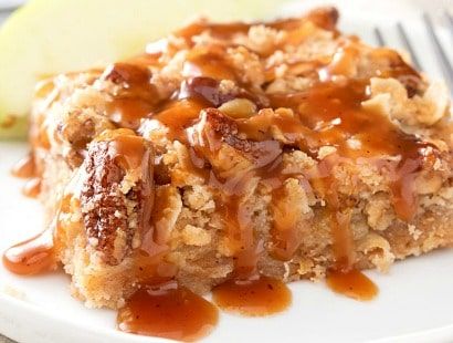 Caramel Apple Pie Bars with Cinnamon Pecan Streusel | All the classic flavors of a Dutch caramel apple pie, in an easy bar dessert! | http://thechunkychef.com Caramel Apple Pie Bars, Apple Bar Recipes, Apple Scones, Caramel Apple Bars, Fall Recipes Breakfast, The Chunky Chef, Butter Tart, Chunky Chef, Chicken Apple