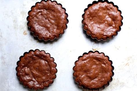 belgian brownie cakelets – smitten kitchen Smitten Kitchen Recipes, Tiny Cakes, Smitten Kitchen, Brownie Cake, Eat Dessert First, How Sweet Eats, Eat Dessert, Sweets Desserts, Sweets Treats