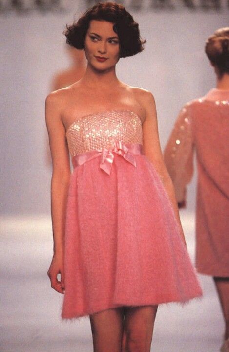 Shalom Harlow, Isaac Mizrahi fall 1994 from the documentary "Unzipped" Isaac Mizrahi 1994, Pink Runway, Sophie Dahl, Shalom Harlow, Skin Aesthetics, Runway Fashion Couture, Original Supermodels, 90s Supermodels, Pose References