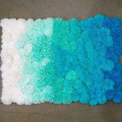 Ombre Pom Pom Rug Diy Pom Pom Rug, Carpet Diy, Pompon Diy, Fluffy Carpet, Easy Yarn Crafts, Pola Macrame, Leftover Yarn, Pom Pom Rug, Stair Carpet