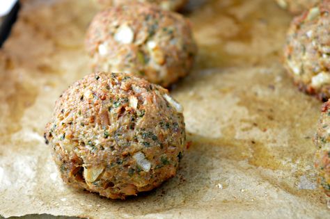 Baked Tuna Meatballs - sub almond flour for bread crumbs, sub nutritional yeast for parmesan Tuna Balls Recipe, Tuna Meatballs, Tuna Meat, Baked Tuna, Easy Protein Snacks, Meatball Bake, Meatball Recipe, Fast Dinners, Meatball Recipes