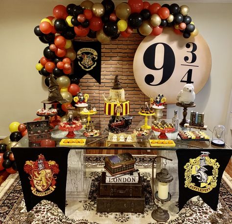 Harry Potter 1st Birthday Ideas, Harry Potter Birthday Theme Ideas, Harry Potter Party Backdrop, Harry Potter Theme Party Birthdays, Harry Potter Theme Birthday Decoration, Harry Potter Decorations Party Birthdays, Harry Potter Baby Shower Decorations, Decoracion Harry Potter, Harry Potter Theme Party Decoration