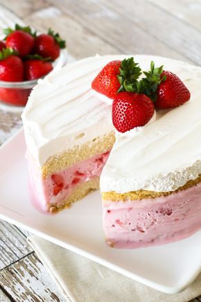 Vegan Ice Cream Cake, Vegan Strawberry Ice Cream, Strawberry Ice Cream Cake, Strawberry Layer Cakes, Lemon Layer Cakes, Layer Cake Recipes, Poke Cake Recipes, Torte Cupcake, Whipped Cream Frosting