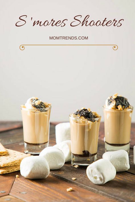 This S'mores cocktail is perfect for the holidays. This yummy fall and winter cocktail taste just like s'mores. MomTrends.com #cocktail #recipe #winterrecipe #fallrecipe #holidayrecipe Smore's Bar, Smores Christmas, Group Dessert, Bartending 101, Easy Smores, Winter Cocktails Recipes, Fun Summer Drinks, Smores Cupcakes, Vegetarian Christmas