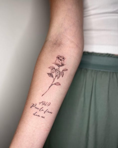 Fine Line Font, Rose Tattoo With Stem, Rose Tattoo Fine Line, Fineline Rose Tattoo, A Rose Tattoo, Tattoo In Memory, Signature Tattoo, Handwriting Tattoos, Tattoo Fine Line