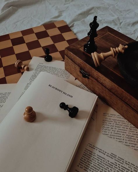 Gambit Wallpaper, Queen's Gambit Aesthetic, Alef Vernon, The Inheritance Games, Dark Acadamia, Chess Board Game, Wood Chess Set, Inheritance Games, Photo Deco