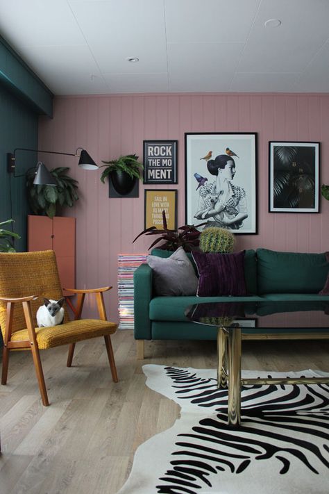 Pink and Green Living Room Inspiration | 20 Photos That Will Prove Decorating with Pink and Green is the Next Big Thing Home Colour Design, Furnitur Ruang Keluarga, Interior Design Per La Casa, Pink Living Room, Trendy Living Rooms, Salon Interior Design, Living Room Green, Salon Design, Living Room Diy