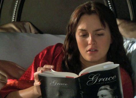 Waldorf Books, Celebrities Reading, Book Icons, Woman Reading, The Jewel, Blair Waldorf, Girl Reading, Queen B, Reading Journal