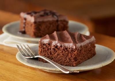 Try this HERSHEY'S One-Bowl Syrup Cake recipe, made with HERSHEY'S products. Enjoyable baking recipes from HERSHEY'S Kitchens. Bake today. Syrup Cake Recipe, One Bowl Chocolate Cake Recipe, One Bowl Chocolate Cake, One Bowl Brownies, Chocolate Cake From Scratch, Syrup Cake, Hershey Syrup, Biscuits Graham, Homemade Frosting