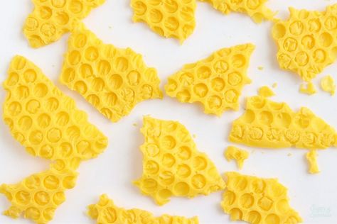 DIY Candy Melt Honeycomb For A Bee Cake - Sugar & Sparrow Diy Honeycomb Candy, Honeycomb Chocolate Decoration, Honey Bee Cupcakes Ideas, Honey Bee Cupcakes, Diy Honeycomb Decorations, Bee Themed Cake, Bumblebee Cake, Honey Cone, Bee Cake Pops