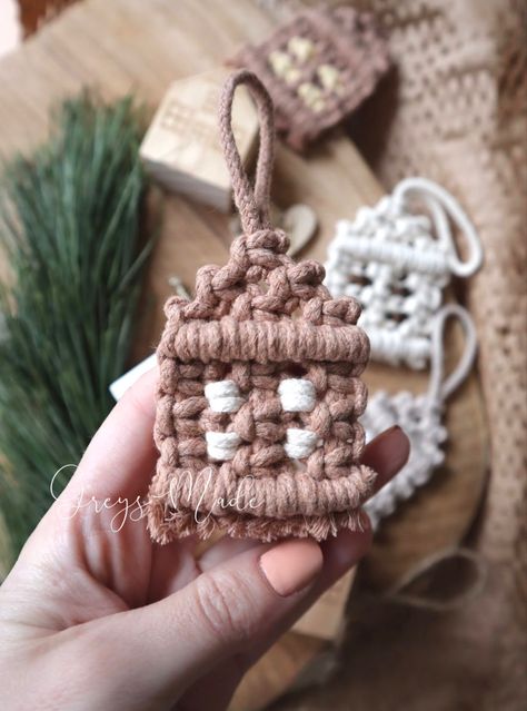 Macrame Gingerbread Man, Gingerbread House Tutorial, Cute Macrame, Christmas Macrame, House Tutorial, Macrame Tutorials, Macrame Christmas, Car Hanging, Diy Macrame