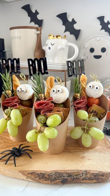 Mini Cauldron Food Ideas, Mini Halloween Charcuterie Board, Halloween Grazing Table Ideas, Halloween Charcuterie Cups, Spooky Charcuterie, Charcuterie Business, Halloween Themed Snacks, Spooky Dinner, Charcuterie Cups