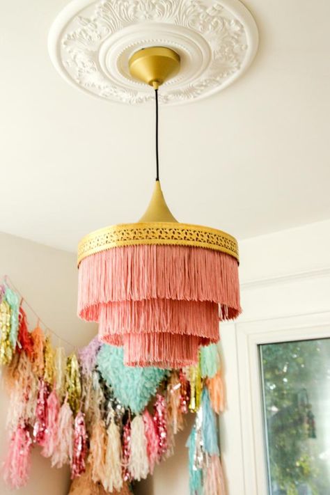 Diy Boho Light Fixture, Diy Fringe, Fringe Chandelier, Chandelier Diy, Retro Lampshade, Boho Lighting, Crafty Decor, Diy Light Fixtures, Diy Ceiling