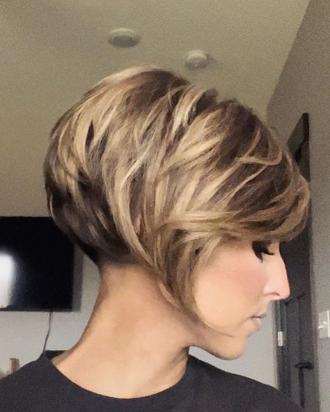 Trending Hair Dye, Short Pixie Bobs, Pixie Haircut For Chubby Faces, Hair Dye Colours, Short Bob Pixie, Short Hair Bob, Short Stacked Hair, Bob Pixie, Trending Hair