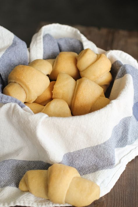 Natural Yeast Dinner Rolls Yeast Dinner Rolls Recipe, Rolls No Yeast, Yeast Dinner Rolls, Sourdough Dinner, Sourdough Dinner Rolls, Dinner Roll Recipe, Jiffy Cornbread Recipes, Quick Cinnamon Rolls, No Yeast Dinner Rolls