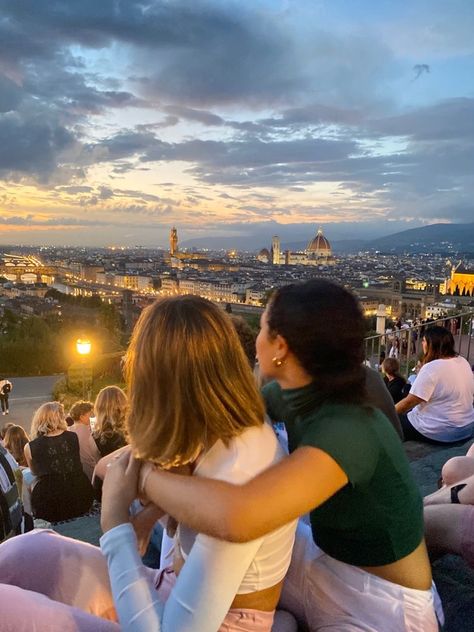 Friends In Europe Aesthetic, Pictures In Florence, Living In Florence Italy, Florence With Friends, Best Friends In Europe, Study Abroad Florence Italy, Studying In Europe, Florence Inspo Pics, Italy With Best Friend