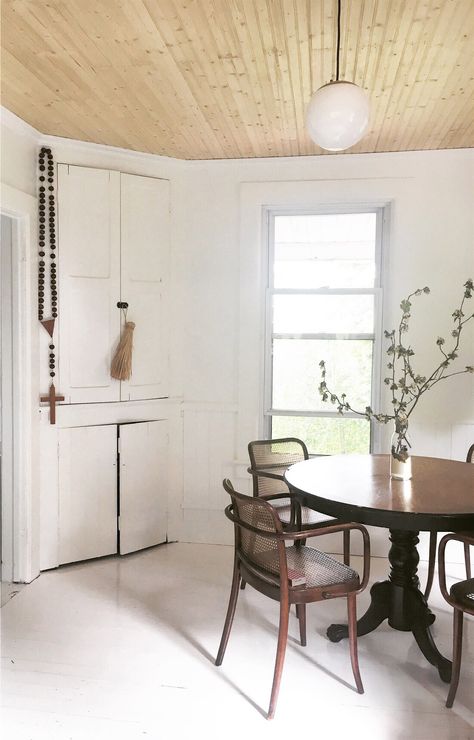 Corner Dining Room, Kids Room Ceiling, Accent Wall Entryway, Board Ceiling, Beadboard Ceiling, Beautiful Kitchen Designs, Bead Board, Corner Storage, Accent Wall Bedroom