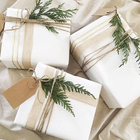 50+ Cute Christmas Gift Wrapping Ideas Coz There is Nothing Better Than Personalised Christmas Gifts - Hike n Dip Diy Holiday Gift Wrapping, Hadiah Diy, Wrapped Presents, Holiday Gift Wrapping, Christmas Friends, Merry Christmas Eve, Diy Holiday Gifts, Diy Valentine, Creative Gift Wrapping