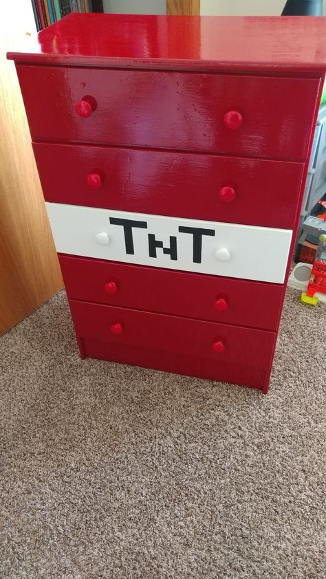 Dark wood dresser + red, black & white enamel paint = TNT Minecraft dresser :) Minecraft Dresser Diy, Minecraft Dresser Ideas, Minecraft Boys Room, Minecraft Dresser, Boys Minecraft Bedroom, Red Boys Bedroom, Dark Wood Dresser, Minecraft Room Decor, Tnt Minecraft