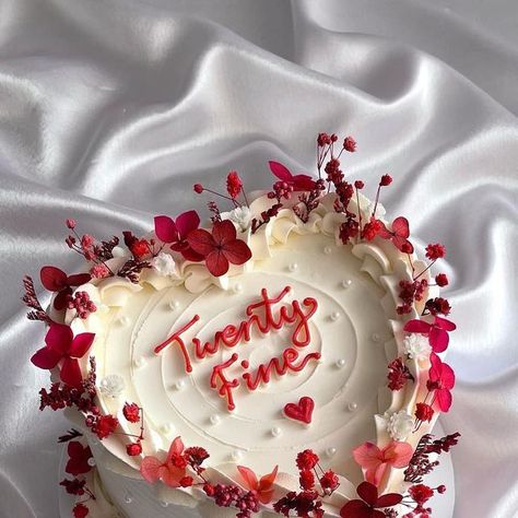 𝗗𝗲𝗹𝗶𝗰𝗶𝗼𝘂𝘀 𝗕𝗮𝗸𝗲𝘇 on Instagram: "red floral cakes 🍓♥️🌹💋🍒 pearls from @thesprinklescompany 🤍 • • • • • #baking #cake #illusioncake #homemade #bentocake #dessert #lunchboxcake #bentoboxcake #aesthetic #instafood #chocolate #foodphotography #minicake #comiccake #delicious #cakedecorating #baker #cupcakes #bake #cakesofinstagram #koreancake #birthdaycake #cocomelon #cakestagram #desserts #smallbusiness #birminghambaker #birmingham #buttercreamfrosting" Birthday 25 Cake, Red Cake Ideas Birthdays, Red Aesthetic Cake, Red Birthday Cake Aesthetic, 23rd Bday Cake, Red Floral Cake, Red Cake Aesthetic, Cute Anniversary Cake, 25 Birthday Cake