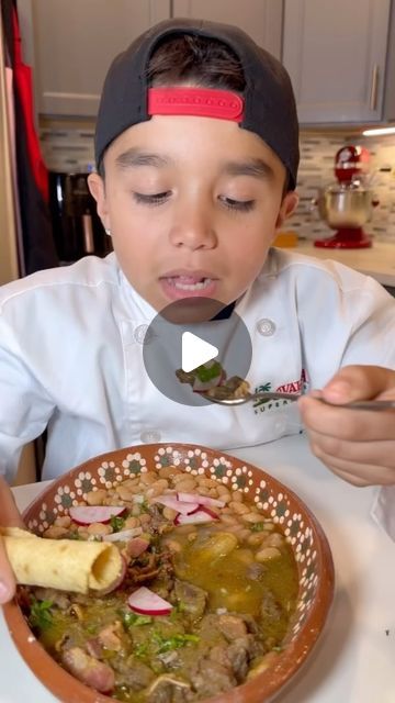 Carne En Su Jugo Recipe Easy, Mexican Guisados, Chili Verde Recipe, Mexican Food Recipes Beef, Oregano Chicken, Jalapeño Peppers, Serrano Peppers, Real Mexican Food, Salsa Verde Recipe