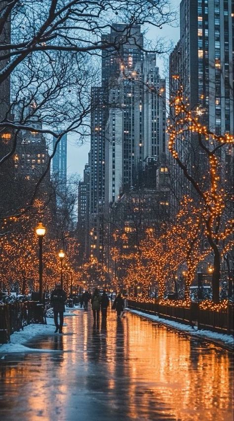 New York Christmas Photography, New York Neige, Christmas In Nyc Wallpaper, Ny Christmas Aesthetic, New York Christmas Aesthetic Wallpaper, Winter In New York Wallpaper, Christmas City Wallpaper, Christmas Wallpaper Nyc, Christmas New York Wallpaper