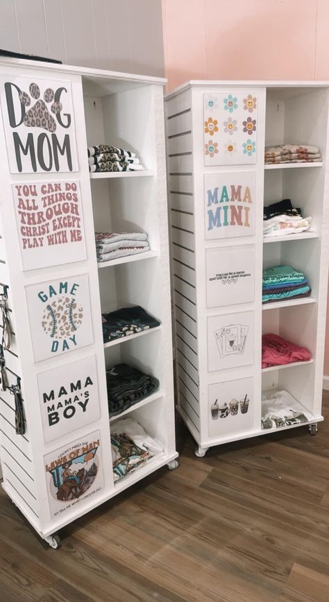 Tshirt Wall Display Ideas, Small Business Shirt Organization, Tshirt Organization Ideas For Business, Market Tshirt Display, Boutique Organization Ideas Inventory, Tshirt Boutique Ideas, Tshirt Bar Display, Business Shed Ideas, Diy Shirt Display Stand