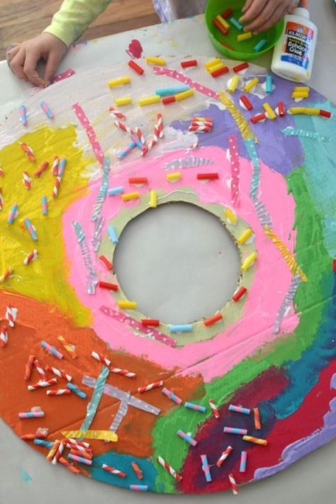 Donut Art, Art Bar, Elementary Art Projects, Recycled Cardboard, Cardboard Art, Kindergarten Art, Art Lessons Elementary, Camping Art, Tolu