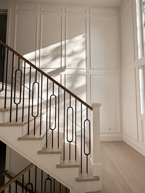 Wall Molding Design Stairs, Sconces On Staircase Wall, Stairwell Molding Ideas, Wall Molding Staircase, Staircase Design Luxury Classic, Staircase Wainscoting Ideas, Staircase Wall Paneling, Stair Well Wall Ideas, Stair Wainscoting