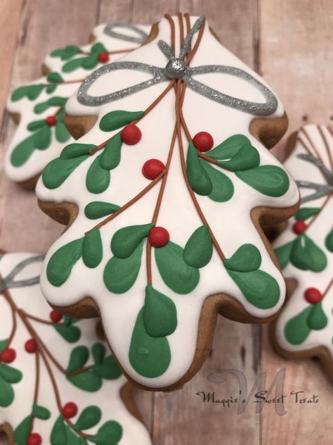 Mistletoe Cookies Mistletoe Cookies, Flooded Cookies, Cookies For Christmas, Amazing Cookies, Cutout Cookies, Cookies Ideas, Winter Cookie, Festive Cookies, Sugar Cookie Designs